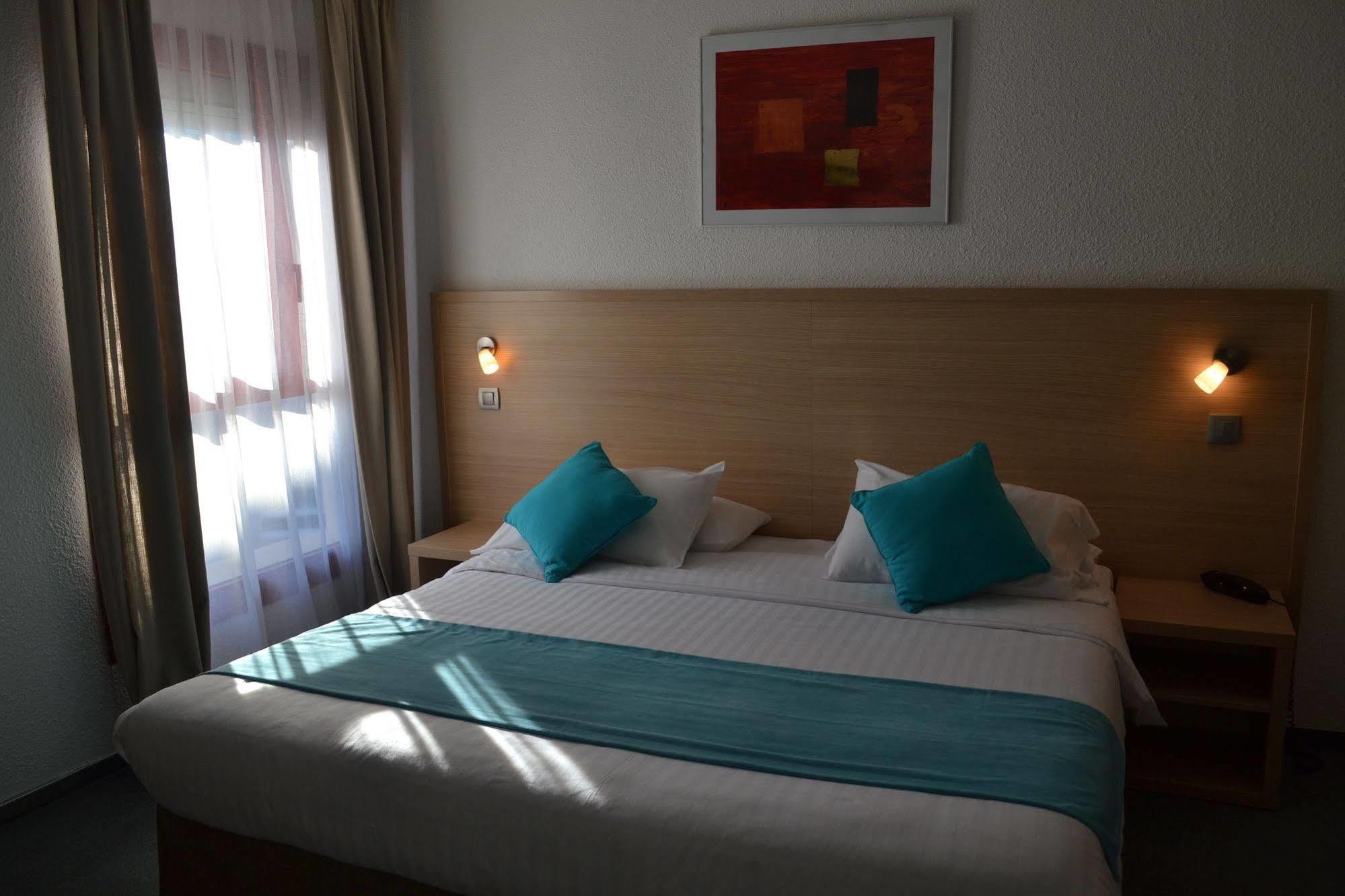 โรงแรมเลอ ซุด ฌวง-เลส์-แป็งส์ ภายนอก รูปภาพ